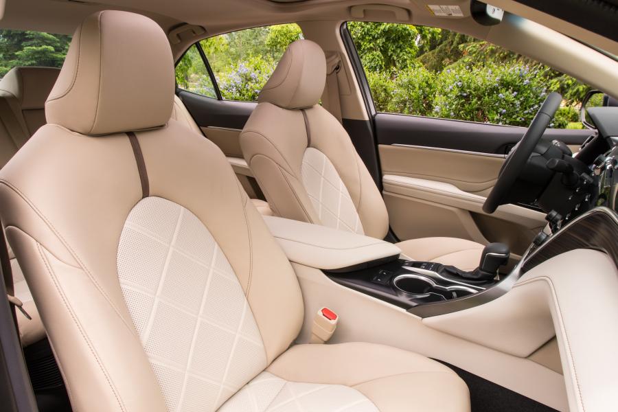 Интерьер Toyota Camry Hybrid XLE 2017 года  (NA) (фото 14 из 40)